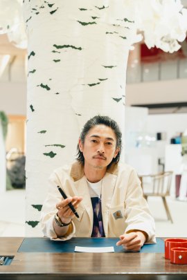 カジュアルなスタイリングにシックな万年筆が映える窪塚洋介氏 カジュアルなスタイリングにシックな万年筆が映える窪塚洋介氏