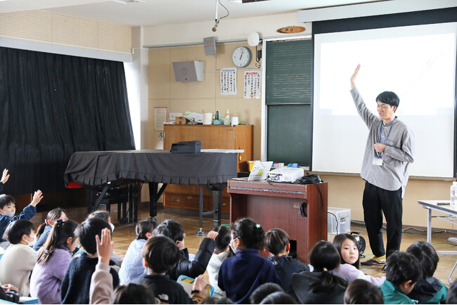 浜松市立西小学校4年生を対象に遠州織物について学ぶ出前授業＆初の綿の種まきを実施