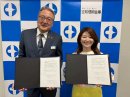 提携書を掲げる国井代表取締役(右)と熊尾理事長