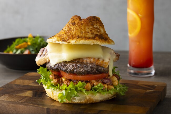 【富士マリオットホテル山中湖】山開きに合わせて頬張りたい、富士山の朝焼けを表現したスパイシーなバーガー「甲州ワインビーフと甲州味噌チリコンカンの富士山バーガー」を発売