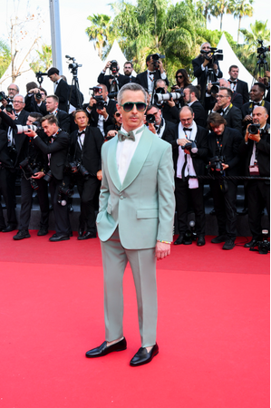 【ロロ・ピアーナ】ジェレミー・ストロングが第78回カンヌ国際映画祭にてロロ・ピアーナを着用