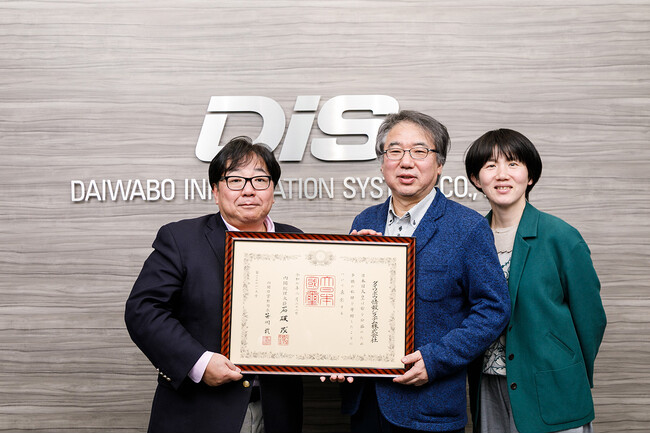 ダイワボウ情報システムより1億円（累計6.5億円）の寄付受領。多大な貢献を称えられ、日本政府による「紺綬褒章」受章。