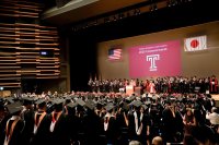 テンプル大学ジャパンキャンパス、2025年度卒業式を挙行、多彩な門出を祝福