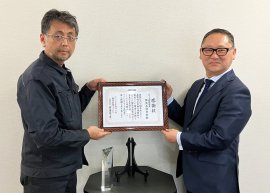 日栄の杉浦社長(左)、ビクトレックスのヘッドオブセールス 檜垣(右)