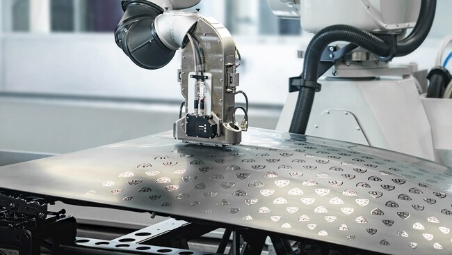 ABB、PixelPaintをメルセデス・ベンツのジンデルフィンゲン工場に導入し、サステナブルな塗装仕上げを実現