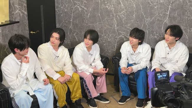 【独占取材をちょい見せ！】わちゃわちゃと仲良しな5人組グループ、WILD BLUEの取材現場をリポート！「月刊スカパー！」2025年6月号が5月26日（月）に発売！