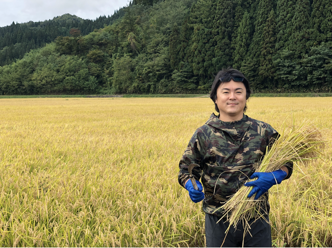 社員の食と学びを支える福利厚生「UCHINO米制度」導入7年目、田植え体験で一次産業の大切さを学ぶ