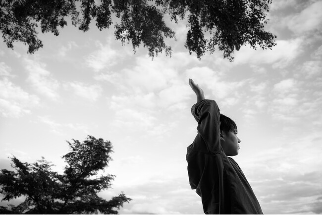 神秘の湖を見わたす国立公園の森、そこにあらわれる『AOIMONO』Yusaku Matsumoto写真展　休暇村支笏湖で６月14日より開催
