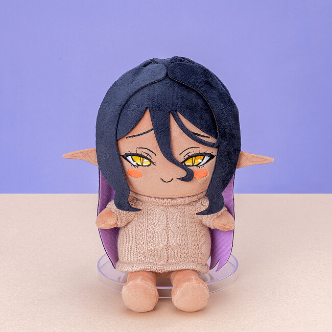 TV アニメ「ちょっとだけ愛が重いダークエルフが異世界から追いかけてきた」より、マリアベルのぬいぐるみ、着せ替えアクリルスタンド、缶バッジ、2025年5月22日より予約受付開始！予約締切は７月31日！
