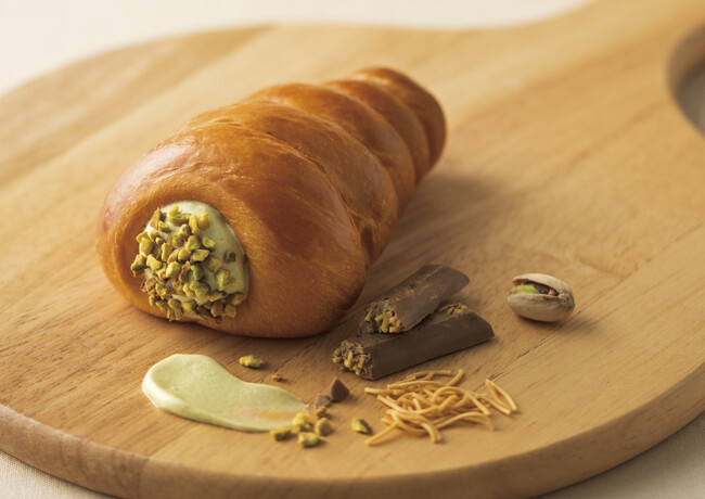 GODIVA Bakery ゴディパンに新商品登場！「季節のコロネ（ドバイチョコレート）」