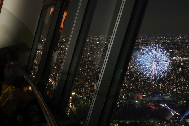 眼下に花火を見る634名様限定の特別営業 東京スカイツリー(R)の隅田川花火大会特別営業