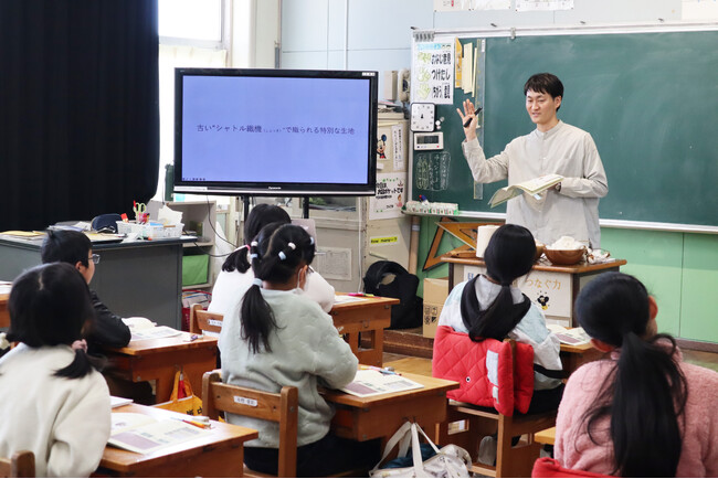 【遠州織物の洋服生産で生じる端材&ハギレ】を小学校へ初提供＆「遠州織物とSDGsについて学ぶ出前授業」を実施
