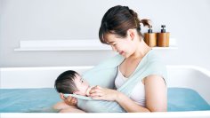 首すわり前の赤ちゃんとの不安なお風呂を快適サポート！【おふろサポート くるむん】2サイズ展開で発売