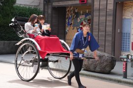 人力車に乗りながらイベントに参加する様子