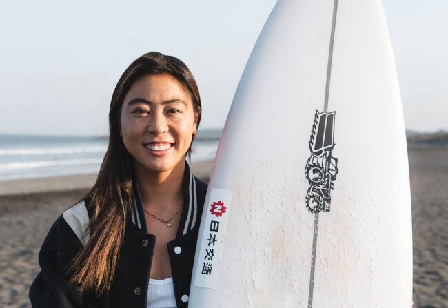 タクシー大手・「桜にN」マークの日本交通 女子プロサーファー都筑有夢路選手と所属契約を締結