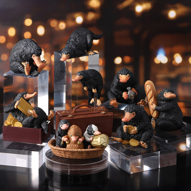 「ハリー・ポッター マホウドコロ」にて、『ファンタスティック・ビースト』に登場する魔法動物ニフラーのさまざまな姿が楽しめる全8種のミニチュアコレクションを2025年5月30日(金)より販売
