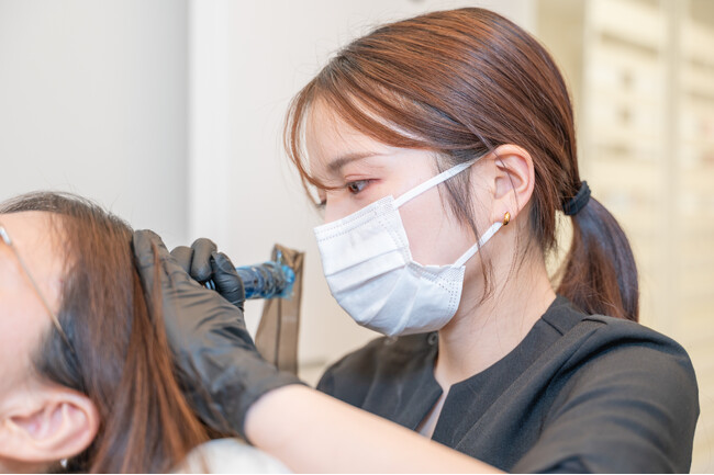 患者さんの気持ちに寄り添う、技術力をもった頭皮アートメイクの施術者を育てる講習「One Hair Academy」をスタート。頭皮アートメイク専門の看護師 月乃なつ。