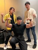 62歳ボディビル元日本王者の白川奉信さん(中央) 62歳ボディビル元日本王者の白川奉信さん(中央)