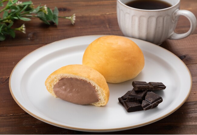 ファミリーマート限定「冷やして食べる とろけるくりーむパン チョコレート」5月27日（火）から再販！濃厚チョコクリームのひんやりスイーツパン
