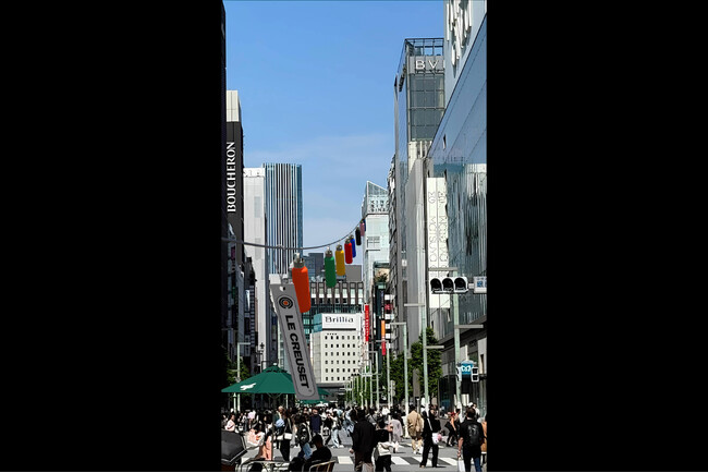 ル・クルーゼのボトルが空中に出現！？銀座の街をカラフルにかけぬけるプロモーション映像を公開