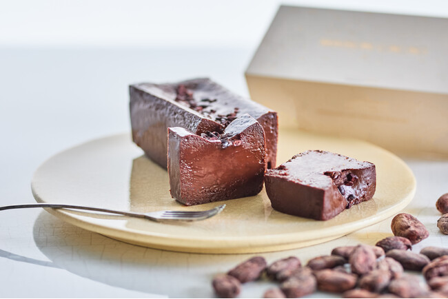 希少な【ホワイトカカオ】の「生ガトーショコラ」。即完売だった話題作が、より味わい深くなって新登場します。