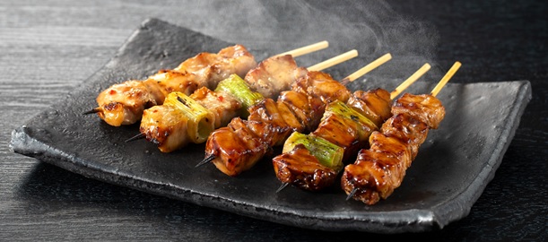 【イオンリテール】“ほどよい焼き目”と“深みとコクを追求したたれ”で香ばしさをアップ！温めなおしても本格的な味わいを楽しめる「国産鶏の焼鳥串」、５月２８日（水）からリニューアル販売。