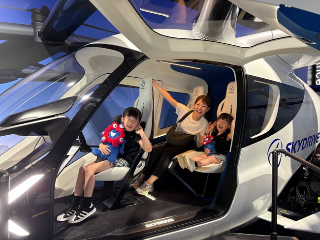 大阪・関西万博の展示施設「空飛ぶクルマ ステーション」、空飛ぶクルマ【SKYDRIVE】フルスケールモックの搭乗体験者２万人突破！