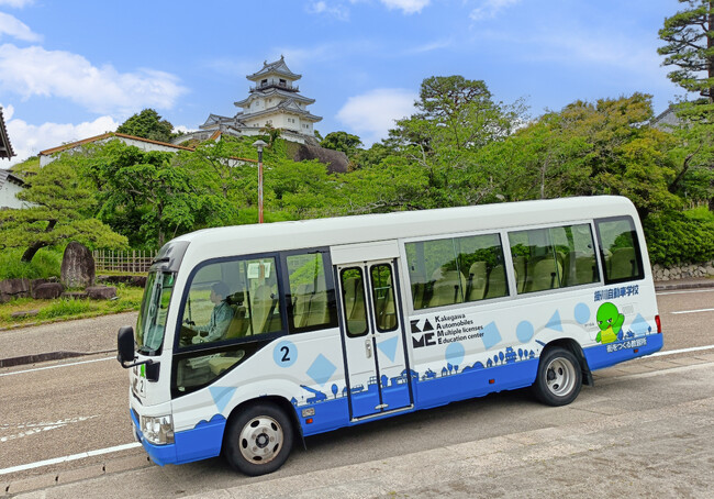 「街をつくる教習所」掛川自動車学校、新マスコット「かけまる」をラッピングデザインした「かけまるバス」が掛川の街を走ります！