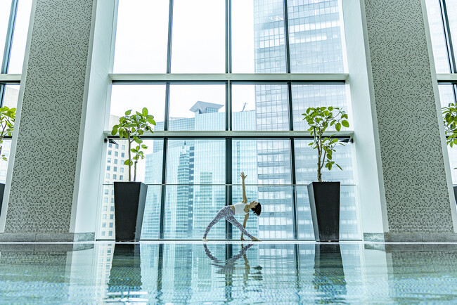 コンラッド東京「水月スパ&フィットネス」、ホテル開業20周年を記念してムーンピラティスを開催