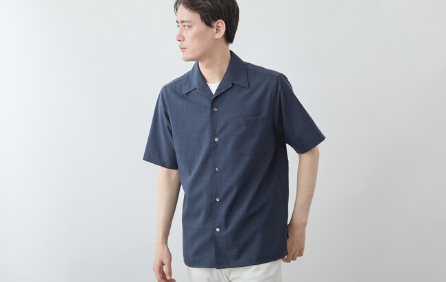 大人男子の夏シャツ登場。“リゾートライク”な開襟シャツ。西川毛織「サマートロピカルウール」使用のリラクシングな1着