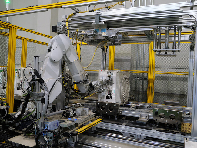 業界初「エアコン室外機フロン自動回収システム」を開発