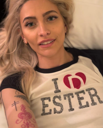 I love Paris, I love Ester: 友情を賞賛する限定Tシャツを発表！