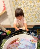 ベアトリーセンサリープレイ_2歳児クラス_楽しい水遊び ベアトリーセンサリープレイ_2歳児クラス_楽しい水遊び