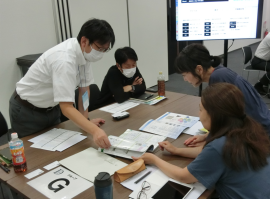スクールの様子1:中小企業とデザイナーがチームを組み、自社の強みについて深掘り スクールの様子1:中小企業とデザイナーがチームを組み、自社の強みについて深掘り