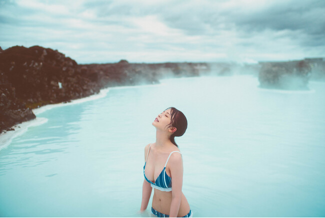 長濱ねる、セカンド写真集先行カット第4弾！アイスランドの地熱温泉で、8年ぶりの水着姿を公開