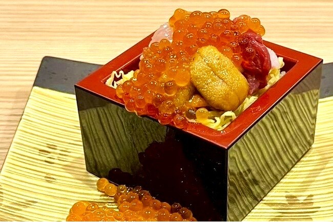 馬と鶏のちらし寿司？！専門店ならではの食材をふんだんに使った「新・枡ちらし」が期間限定で登場！【純国産馬刺しと朝引き鶏 にほんいち 大阪堺筋本町店】