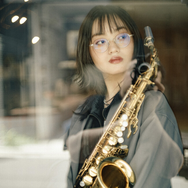 ジャズの名門、バークリー音楽大学在学中の弱冠19歳のサックス奏者、村越葵のセカンド・アルバムが早くも発売決定！