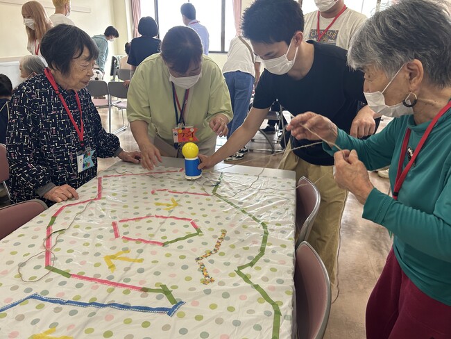 認知症のある方と学生が多世代交流や学食で一緒にランチ。白梅学園大学の「コミュニティ・カフェ」に参加