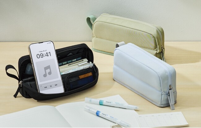 開くとスマホが立てかけられる「ツールペンケース<カバコ>(ハーフポケット)」を発売