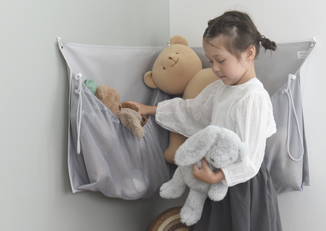 ぬいぐるみを“壁に収納”！？スペースを有効活用できる、ぬいぐるみ用ウォールポケットがkukka ja puuから新発売
