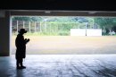 廃校で雨宿りをしながら
