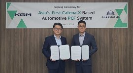 グラスドーム×KGM製品カーボンフットプリントシステム構築契約 調印式の様子 グラスドーム×KGM製品カーボンフットプリントシステム構築契約 調印式の様子