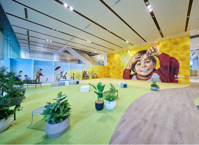 OVER ALLs、SOMPOグループと都内最大規模のミューラルアートを新宿に制作