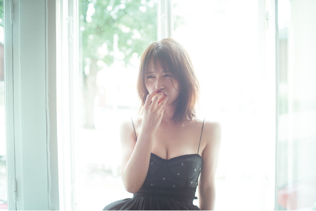 長濱ねる、セカンド写真集先行カット第５弾！レディな黒ドレスでフルーツにかぶりつき！