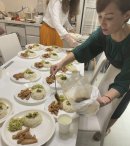 浅見摩紀みずから調理を手がける 浅見摩紀みずから調理を手がける