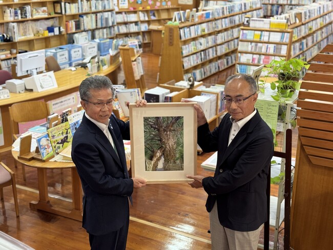 【長崎県・新上五島町】町立奈良尾図書館で山本二三が描いた『奈良尾神社のアコウ樹』を常設展示へ