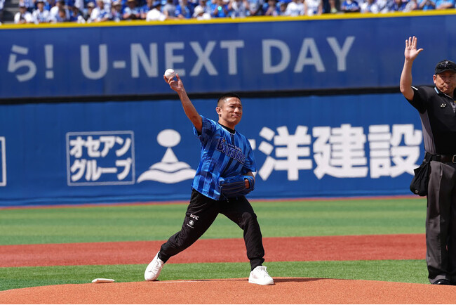 『スポーツ観るなら！ U-NEXT DAY』の始球式にUFC堀口恭司選手が登壇！