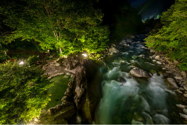 【飛騨高山・岐阜県高山市】新穂高温泉の露天風呂「新穂高の湯」幻想ライトアップを開催