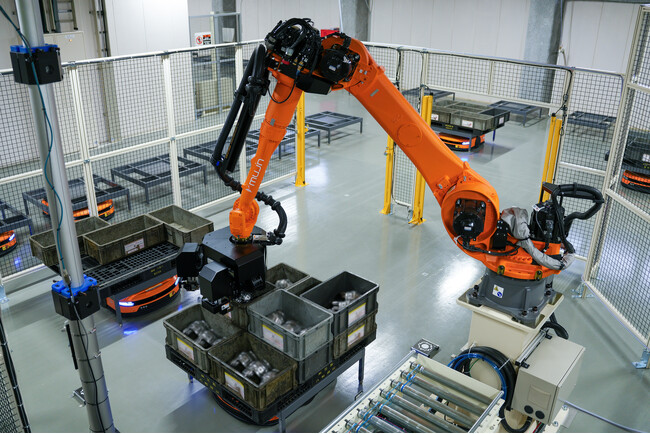 Mujin、次世代知能ロボット群とデジタルツイン技術で株式会社 三五様の工場物流をDXし、物流コスト削減に貢献