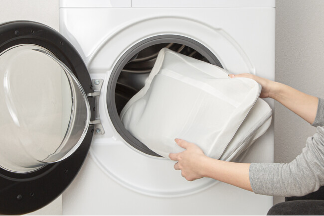 カーテン専用の洗濯ネットが新発売！フックをつけたまま、ラクに洗えます。